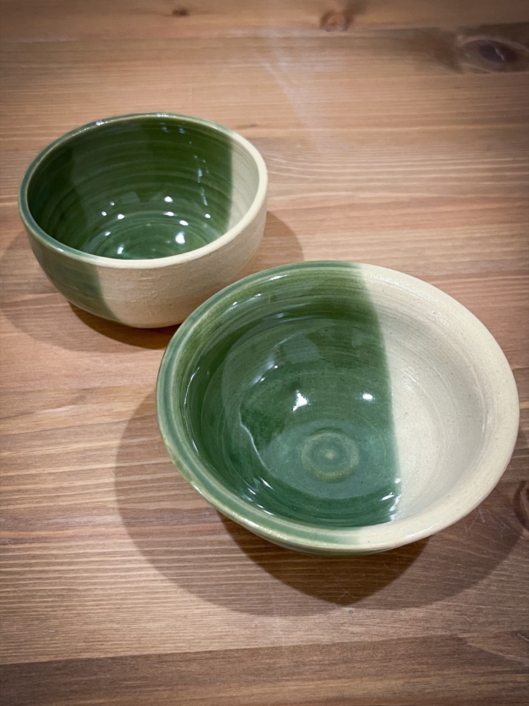 半分だけ緑釉をかけた椀2つ